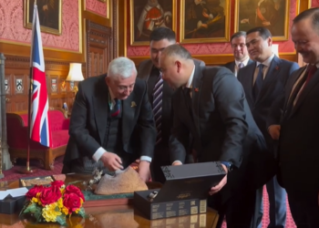 Нурланбек Шакиев Улуу Британиянын парламентинин төрагасына кыргыз балын белекке берди (видео)