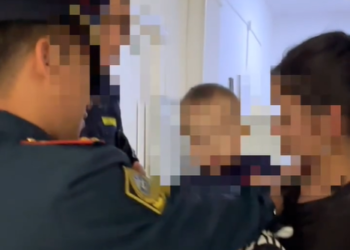 Бишкекте жол тескөөчүлөр уксус аралашмасын ичип алган 9 айлык наристеге жардам көрсөтүштү (видео)