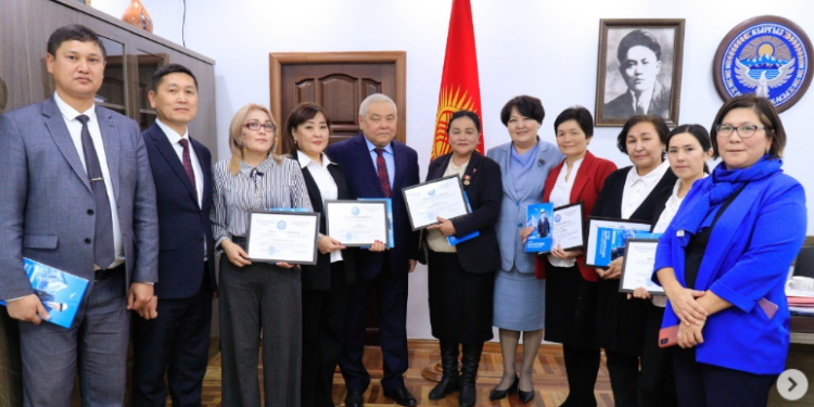 Кар жиреп мектепке барган мугалимдер эсиңиздеби? Аларга эс алууга жолдомо беришти