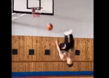 Жоламан Шаршенбековдун буту менен топту баскетболдун шакекчесине салган видеосу тарады