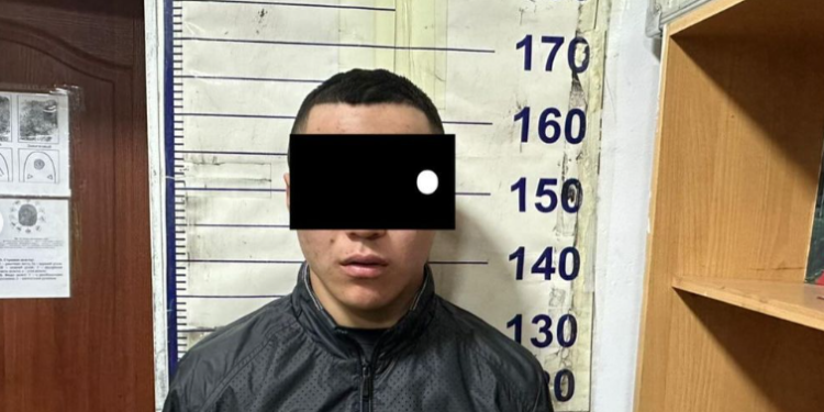 Бишкекте маршруткадагы жарандын чөнтөгүнөн акча уурдаган шектүү кармалды