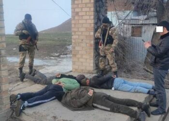 «Жубайым менен жазышыптырсың». Ошто 100 миң сом талап кылгандар кармалды