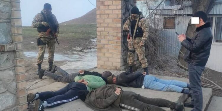 «Жубайым менен жазышыптырсың». Ошто 100 миң сом талап кылгандар кармалды