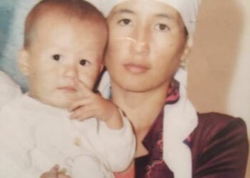 Жалал-Абадда 36 жаштагы келин 2 кыз, 1 уулу менен дайынсыз болуп жатат