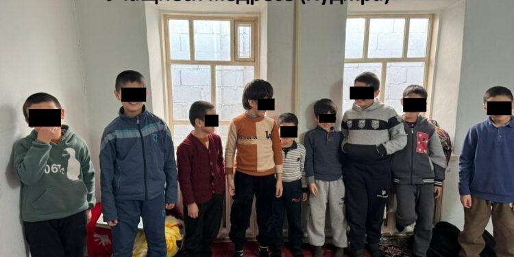 Жалал-Абадда 26 жаштагы жигит 12 балага жашыруун сабак өтүп жүргөн