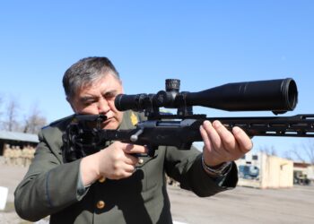 Камчыбек Ташиев Чек ара кызматына сатып алынган аскердик-техникалык жабдыктар менен таанышты (сүрөт)