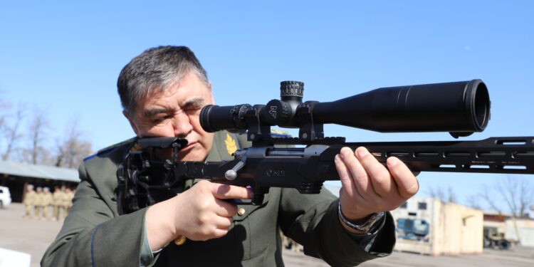 Камчыбек Ташиев Чек ара кызматына сатып алынган аскердик-техникалык жабдыктар менен таанышты (сүрөт)