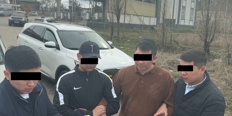 20 миң доллар талап кылып, 5 миң долларын алып жатканда салыкчы кармалды