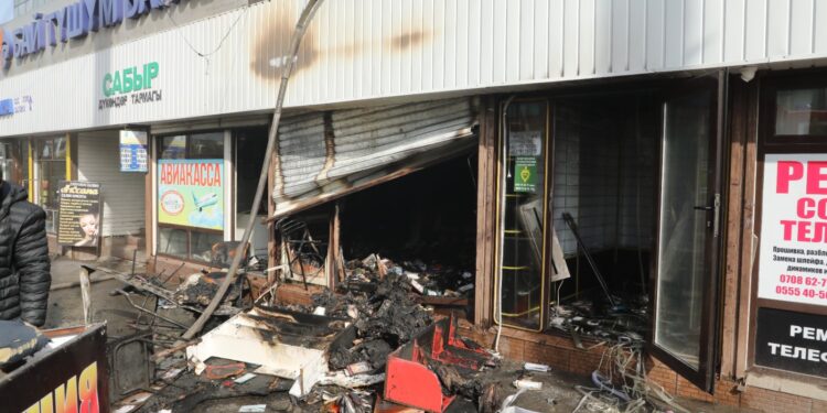 Бишкектеги соода борбордон чыккан өрт өчүрүлдү (сүрөт)