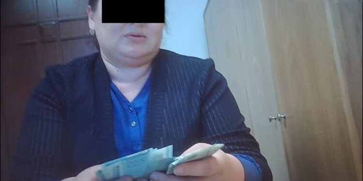 Ат-Башы айыл өкмөтүнүн жооптуу катчысы пара берүү учурунда кармалды (видео)