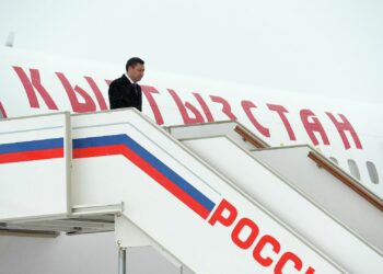 Садыр Жапаров Азербайжанга жөнөп кетти. Аны коштоп кеткендердин тизмеси