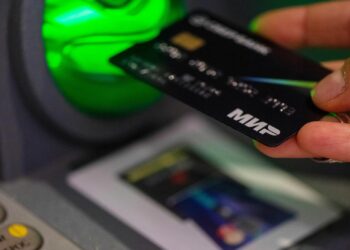 «Эч кандай санкциядан коркпойбуз». Акылбек Жапаров «Мир» карталарын тейлөөнүн токтотулушу боюнча түшүндүрмө берди