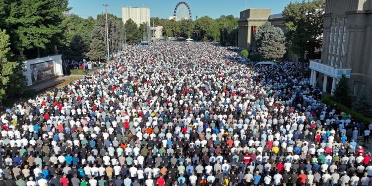 Бишкекте Айт намазы аянтта эмес, мечиттерде окулат