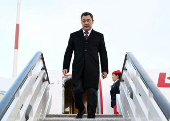 Садыр Жапаров Казакстанга учуп кетти. Аны коштоп кеткендердин тизмеси