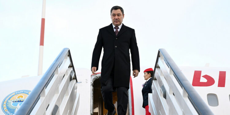 Садыр Жапаров Казакстанга учуп кетти. Аны коштоп кеткендердин тизмеси