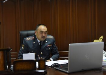 «Жугунду куйбайт». Ички иштер министри эмне үчүн 11 журналистти кармаганын айтты