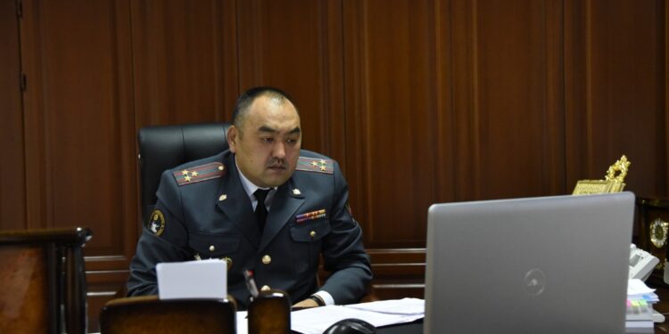 «Жугунду куйбайт». Ички иштер министри эмне үчүн 11 журналистти кармаганын айтты