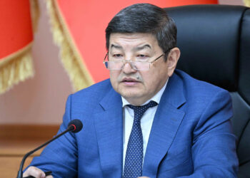 Сөгүш жана эскертүү алган жетекчилердин тизмеси