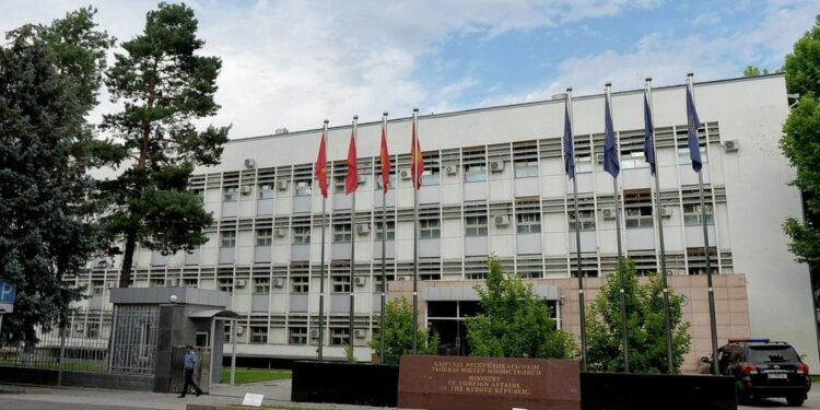 Москвада күч кызматкерлери Кыргызстандын элчилигинин кызматкеринин батирине бастырып киришкен. ТИМ үн катты