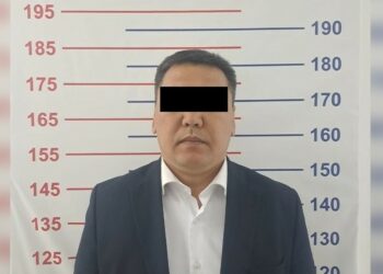 «Муниципалдык жерге коммерциялык объекттерди курган». УКМК Бишкек шаарынын мэриясындагы чиновникти кармады