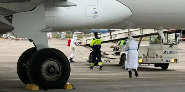 Делиден Алматыга учуп келген учактын жүргүнчүсүнөн холера оорусу аныкталды