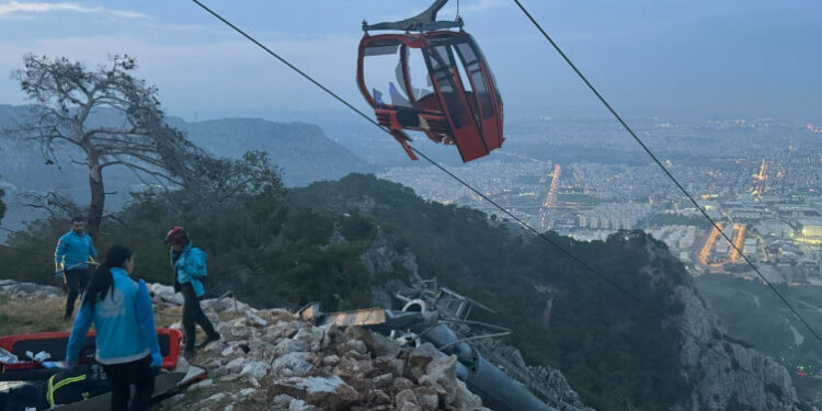 Түркиянын Антальясында асма жолдун кабинасы кулап, Кыргыз жараны жабыркады