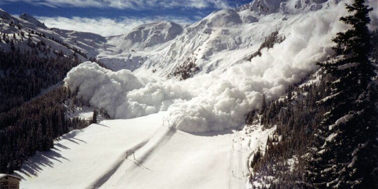 Бүгүн жана эртең тоолуу райондордо унаа жолдордо кар көчкү түшүшү мүмкүн