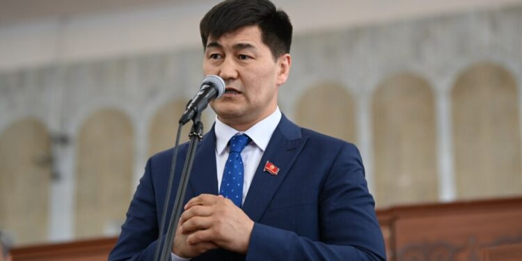 Шайлообек Атазов мандат маселесин көтөрүп, соттон акыйкаттыкты күтүп жатканын айтты