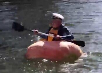 Лайфхак. Австралиялык киши ашкабактан кайык жасап, дарыяда сүздү
