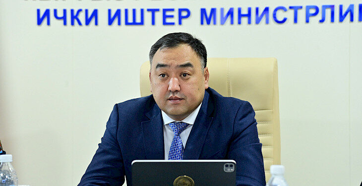 «Соттор бизге отчёт беришпейт». Ички иштер министри кармалган 11 журналист боюнча үн катты