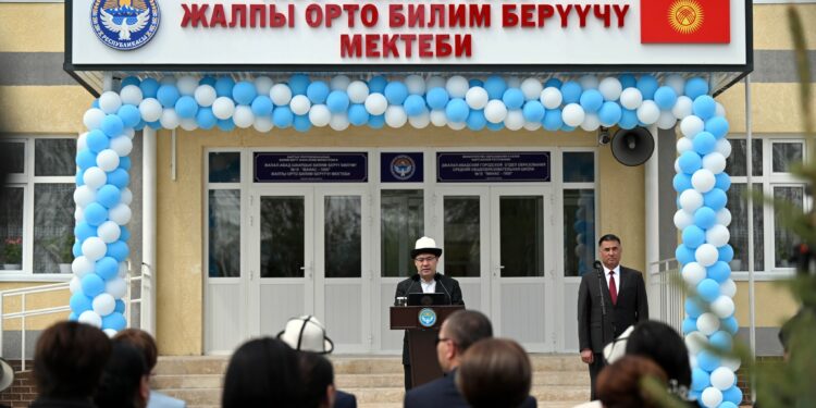 Садыр Жапаров Жалал-Абад облусунда бир катар мектептерди ачты