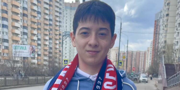 «Крокуста» жүздөгөн адамды куткарып калган Исламга кыргыз футболчулары белек беришти