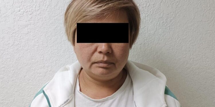 Бишкектеги мектеп жана бала бакчалардын директорлорунан акча талап кылууга шектелген Эсептөө палатасынын дагы бир инспектору кармалды