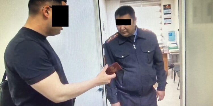 Бишкекте опузалап пара талап кылууга шектелип милиция кызматкерлери кармалды