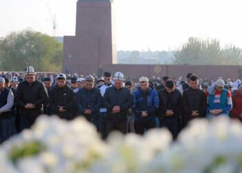 Ошто Айт намазы борбордук аянтта саат 7:30да окулуп баштайт