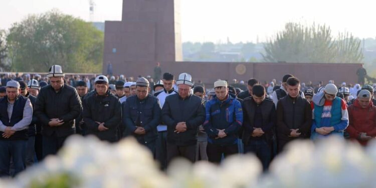 Ошто Айт намазы борбордук аянтта саат 7:30да окулуп баштайт