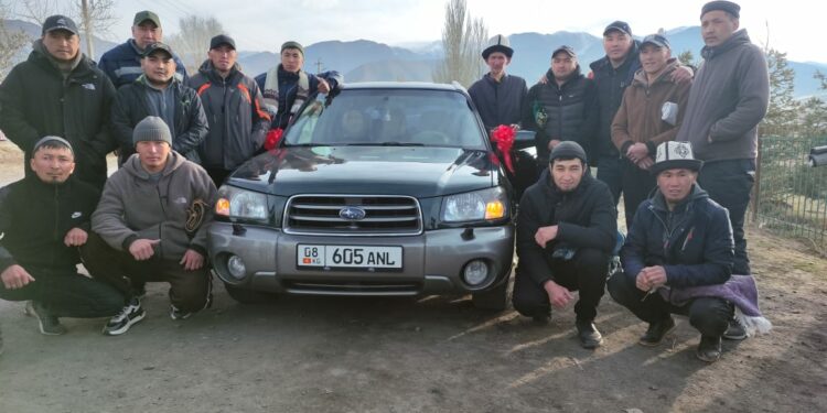 Нарында жаштар бир нече имамга унаа белек кылышты (сүрөт)