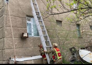 Баткенде куткаруучулар үйдө бекилип калган наристени чыгарышты