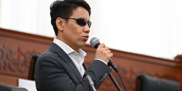 Майыптыгы бар балдарды окуу куралдары менен камсыздоону караган мыйзам долбоору кабыл алынды