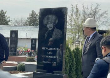 Азиз Мурадиллаевге арналып коюлган эстеликтин ачылышы болуп өттү