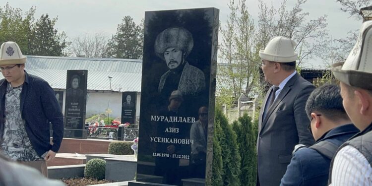 Азиз Мурадиллаевге арналып коюлган эстеликтин ачылышы болуп өттү