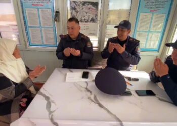 Лейлекте милиция 76 жаштагы аялдын жоготкон акчасын таап берди (видео)