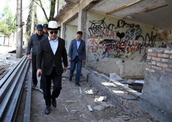 Садыр Жапаров пландан тышкары барып, стадиондордун курулушу менен таанышты (сүрөт)