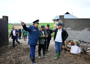 Айбек Маткеримов Сузак районунда сел жүргөн айылга барды (сүрөт)