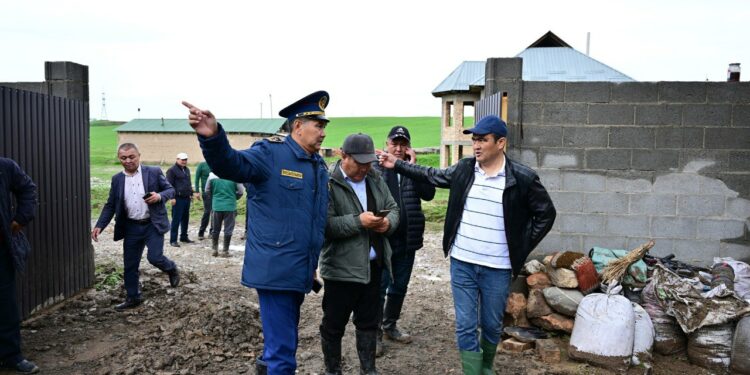 Айбек Маткеримов Сузак районунда сел жүргөн айылга барды (сүрөт)