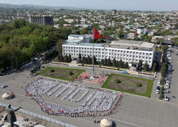 Ошто 3 миң окуучу англис тилинде Манас айтты