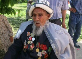 Улуу Ата Мекендик согуштун ардагери Карабай Бозорбоев 99 жашында көз жумду