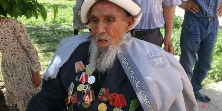 Улуу Ата Мекендик согуштун ардагери Карабай Бозорбоев 99 жашында көз жумду