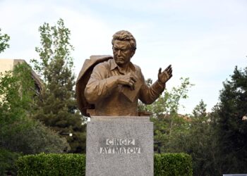 Бакуда Чыңгыз Айтматовдун эстелиги ачылды (сүрөт)