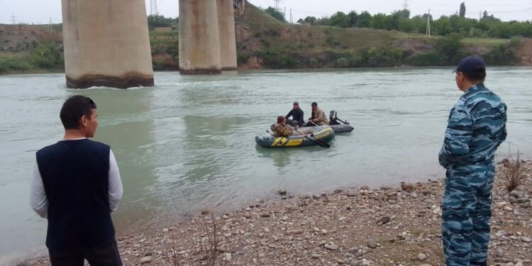 Нарын дарыясына агып кеткен 6 жаштагы бала дагы эле табыла элек